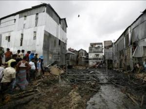 Al menos 28 muertos en el derrumbe de un edificio en Bangladesh