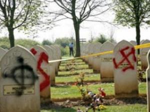 Profanan tumbas en el cementerio musulmán en Austria