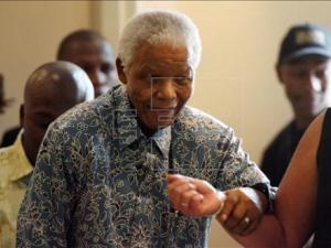 Mandela, hospitalizado de nuevo por una "recaída de su infección pulmonar"
