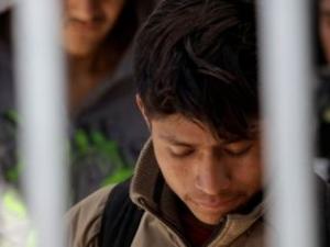 Autoridades fronterizas de EEUU abusan de niños migrantes