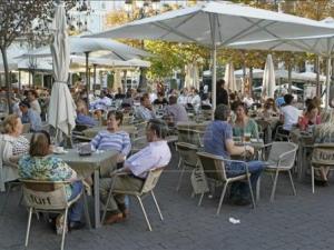 Los españoles viajan un 6,9 por ciento menos hasta julio y optan por casas de amigos