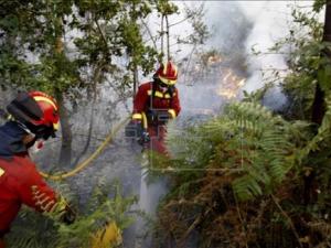 Un incendio quema 120 hectáreas en Boiro mientras se controla otro en Barbanza (Coruña)