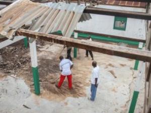 Cristianos y musulmanes reconstruyen una mezquita