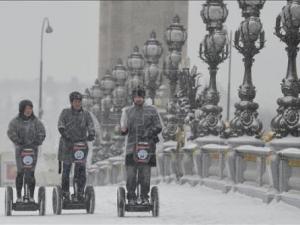Cancelar 500 vuelos en París y a cerrar otros aeropuertos por la nieve 