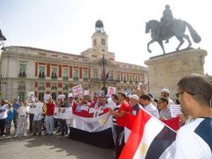Madrid: Centenares de antigolpistas egipcios en la plaza del sol
