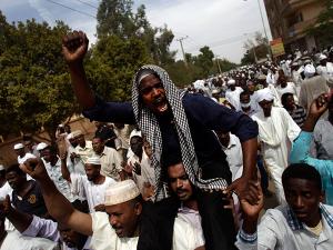 الحزب الحاكم بالسودان يطالب البشير بآلية لحل الأزمة